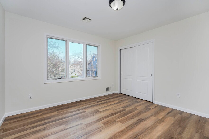 More Photos Of 21 Prall Ave, Staten Island Office Residential For Sale
