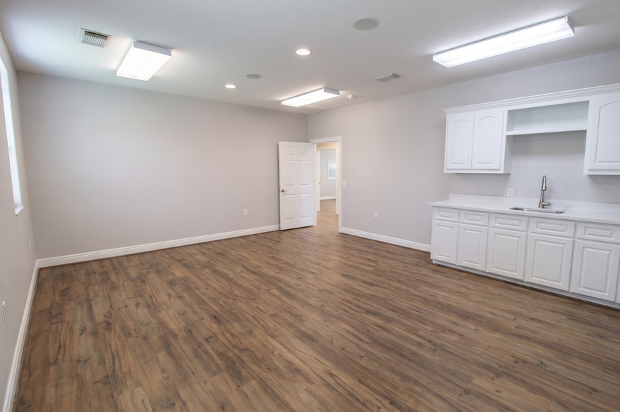 More Photos Of 404 Newport Blvd, League City Flex For Sale