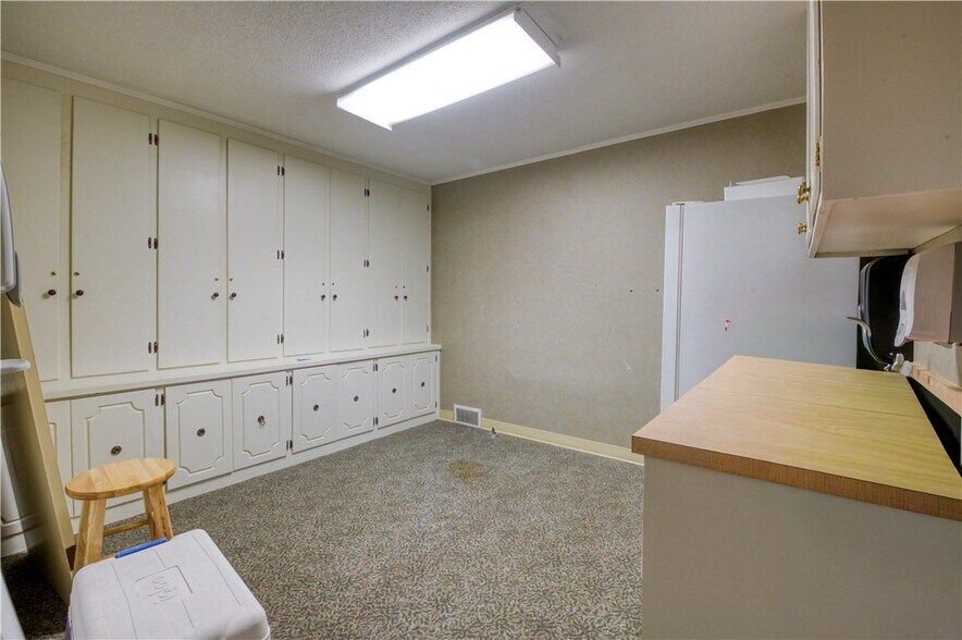 More Photos Of 111 W Pine Grove Rd, Fair Play Office For Sale