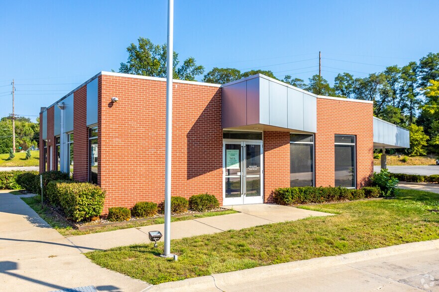 Primary Photo Of 2742 Hubbell Ave, Des Moines Bank For Lease