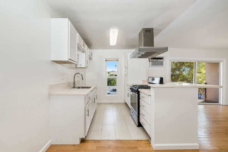 More Photos Of 423 N Harvard Blvd, Los Angeles Apartments For Sale