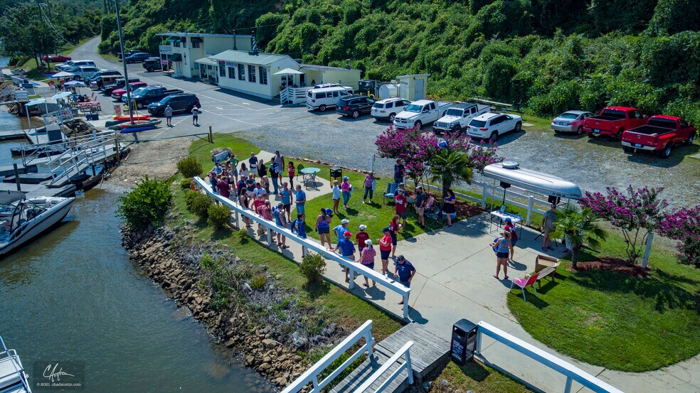 More Photos Of 6706 Limbaugh Ln, Hickory Marina For Sale