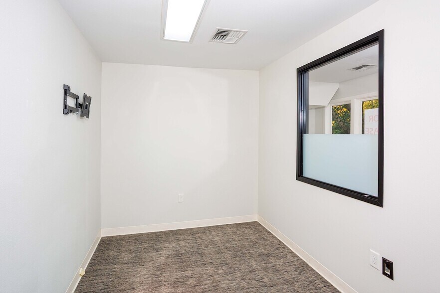 More Photos Of 2400-2418 E Burnside St, Portland Storefront Retail Office For Lease