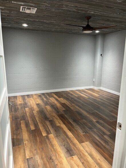 More Photos Of 18948 Tamiami Trl, Fort Myers Self Storage For Sale