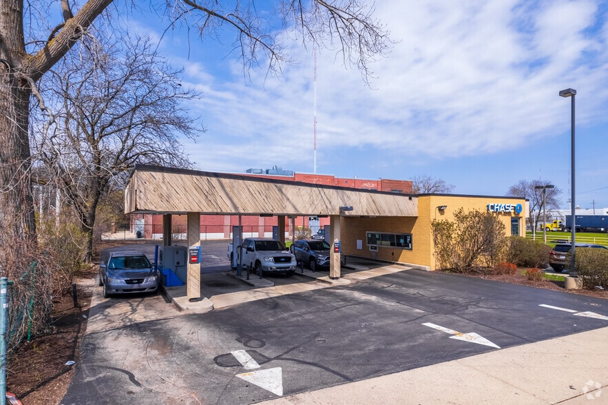 More Photos Of 201 W Capitol Dr, Milwaukee Bank For Lease