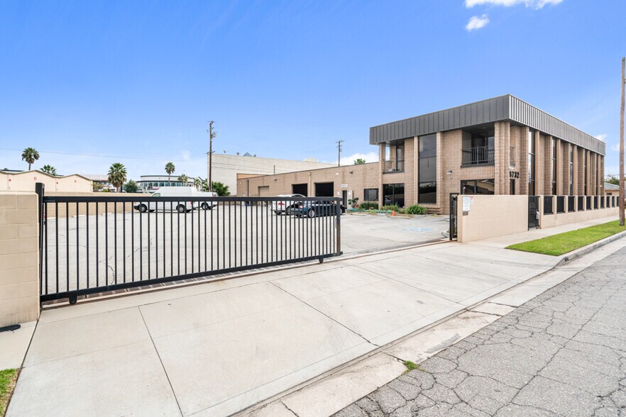 More Photos Of 18732 Corby Ave, Artesia Warehouse For Lease