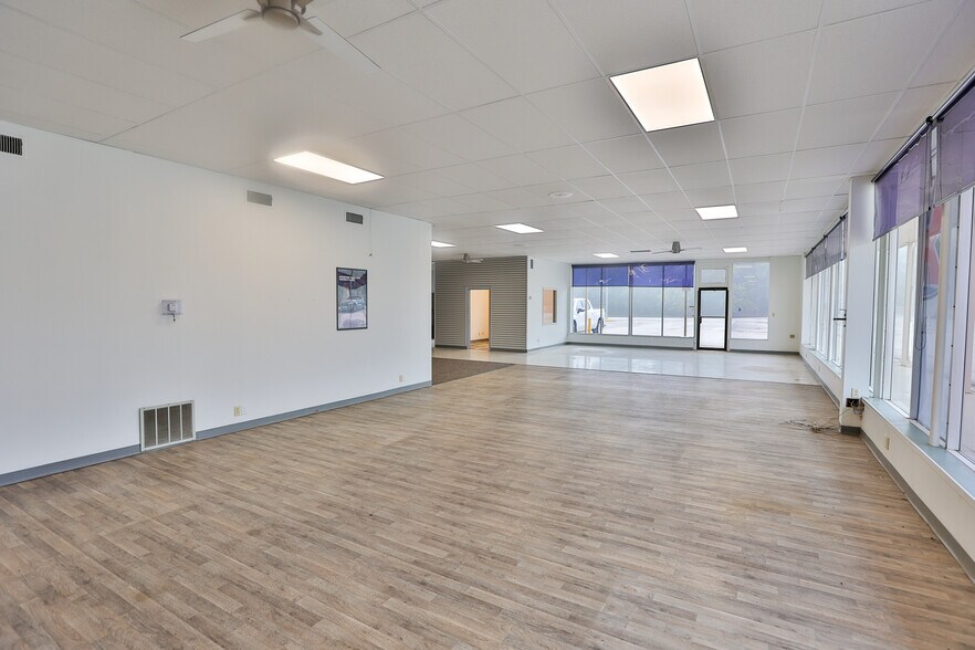 More Photos Of 129 2nd St, Webster City Light Manufacturing For Sale