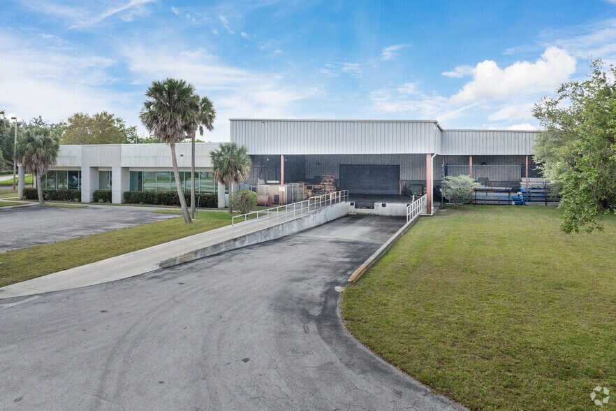 More Photos Of 12780-12782 Westlinks Dr, Fort Myers Warehouse For Lease