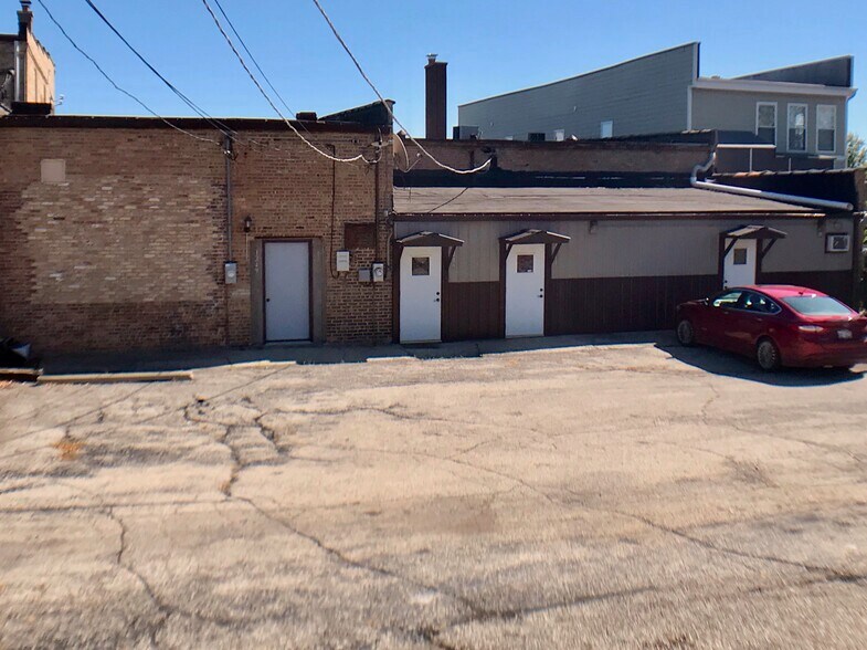 More Photos Of 1249 N Green St, McHenry Storefront For Lease
