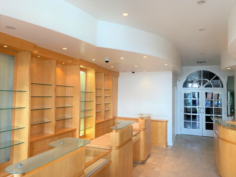 More Photos Of 449-451 N Canon Dr, Beverly Hills Unknown For Lease