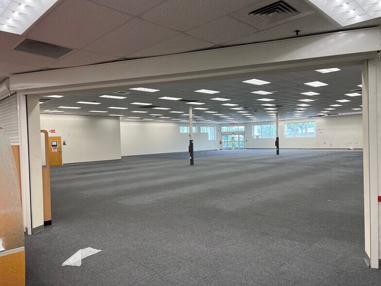 More Photos Of 13991 N Cleveland Ave, North Fort Myers Drugstore For Lease