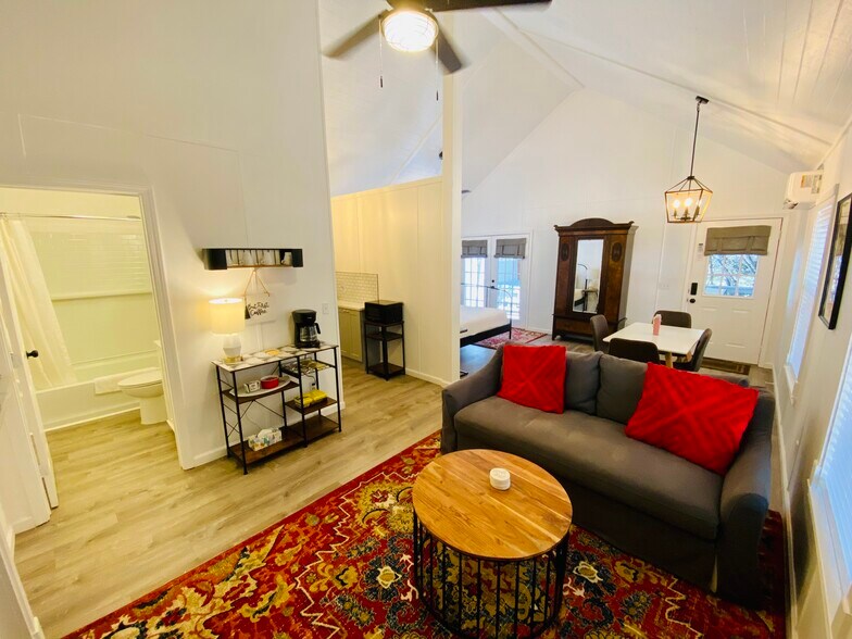 More Photos Of 104 Scudder Ln, Wimberley Hotel For Sale