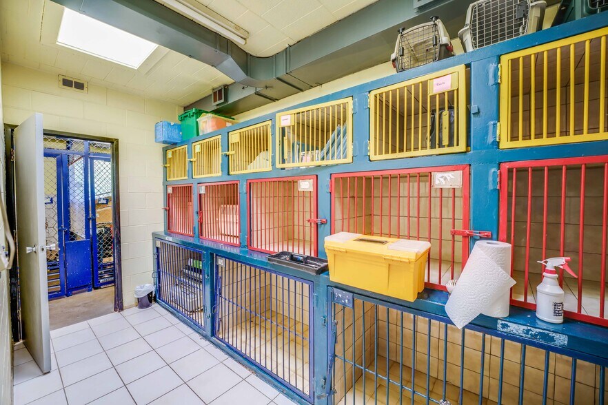 More Photos Of 475 Enfield Rd, Burlington Veterinarian Kennel For Sale