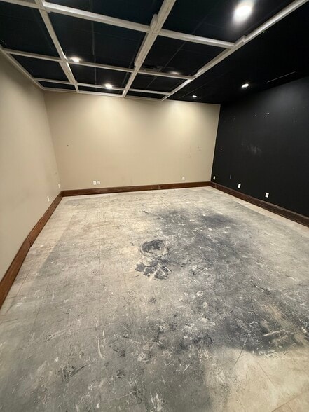 More Photos Of 149-175 E Cove Ave, Wheeling Storefront For Lease