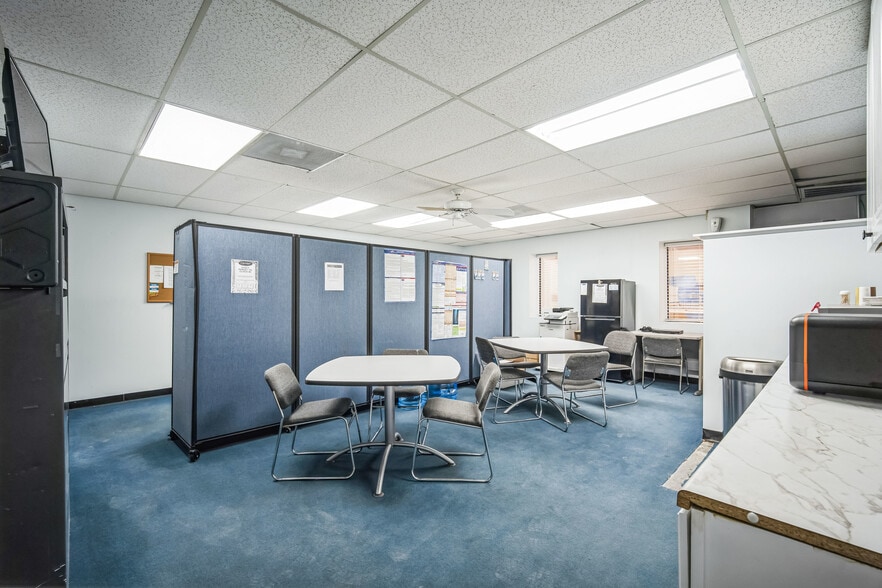 More Photos Of 2710 S Combee Rd, Lakeland Warehouse For Lease