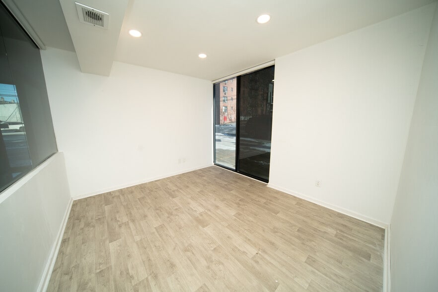 More Photos Of 38-06 Greenpoint Ave, Long Island City Apartments For Lease