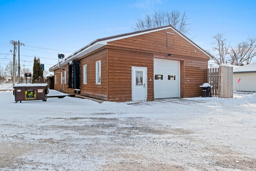 More Photos Of 537 Caldwell Ave, Oconto Falls Office For Sale