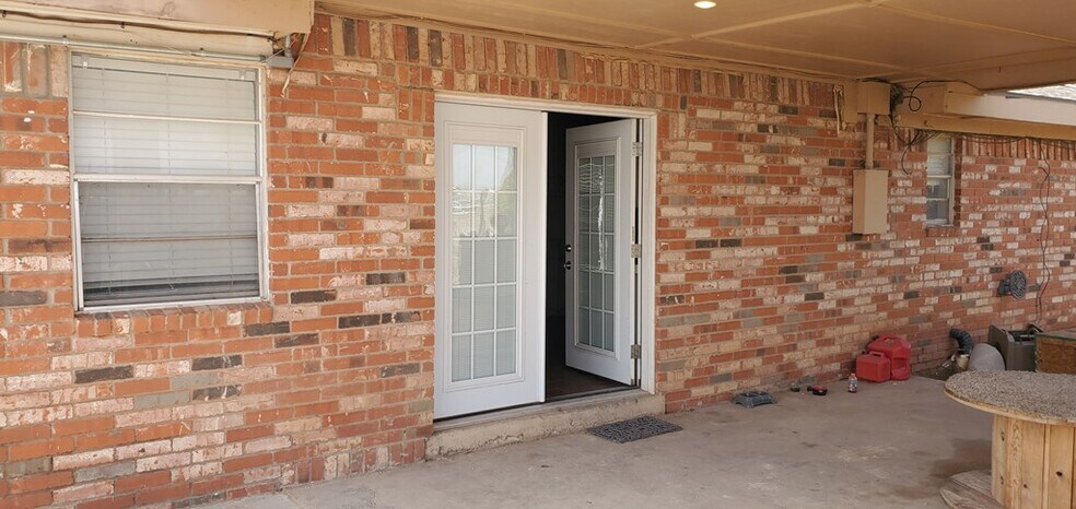 More Photos Of 901 E County Road 140, Midland Flex For Sale