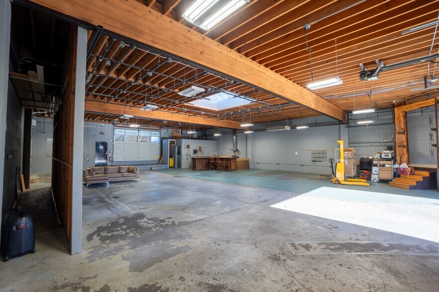 More Photos Of 2319 NE Glisan St, Portland Auto Dealership For Sale