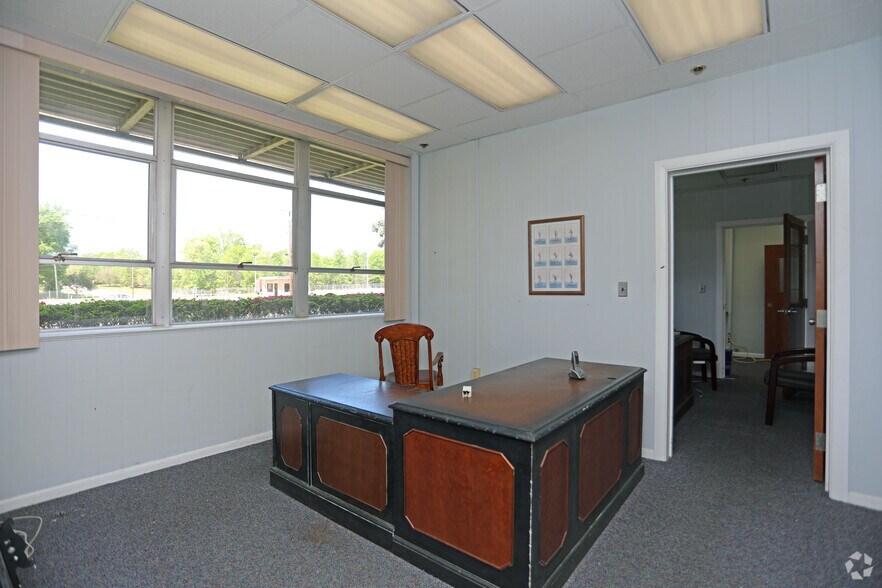 More Photos Of 572 S New St, Eden Distribution For Lease