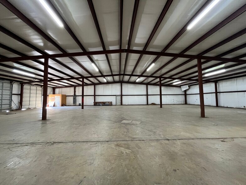 More Photos Of 286 Carter St, Okolona Warehouse For Lease