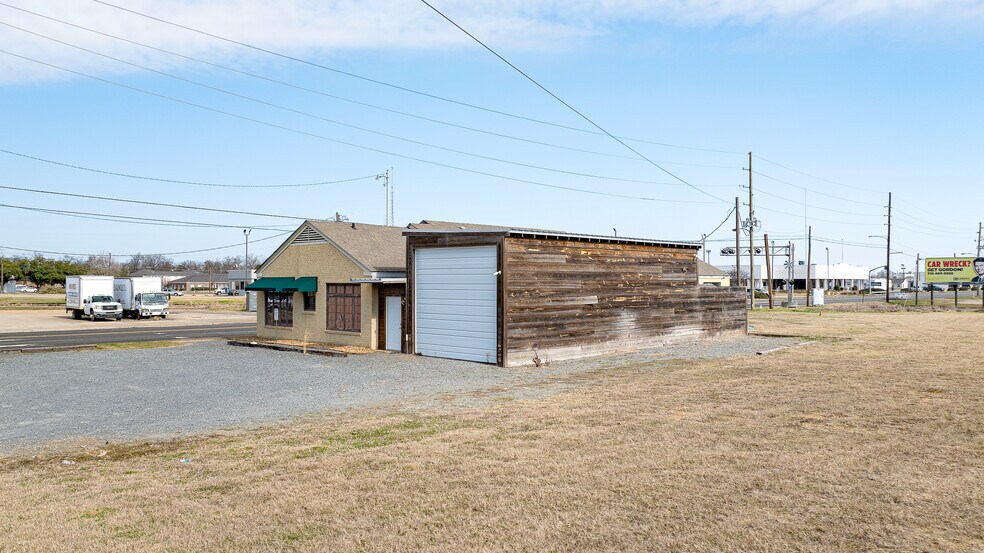 More Photos Of 1000 Louisville Ave, Monroe Office For Sale