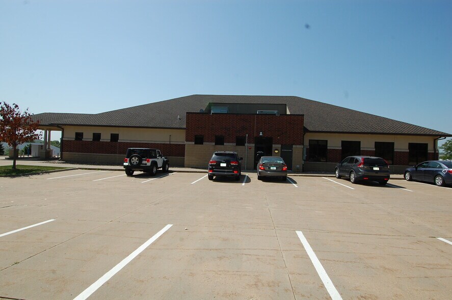 More Photos Of 640 Highway 1 W, Iowa City Office For Sale
