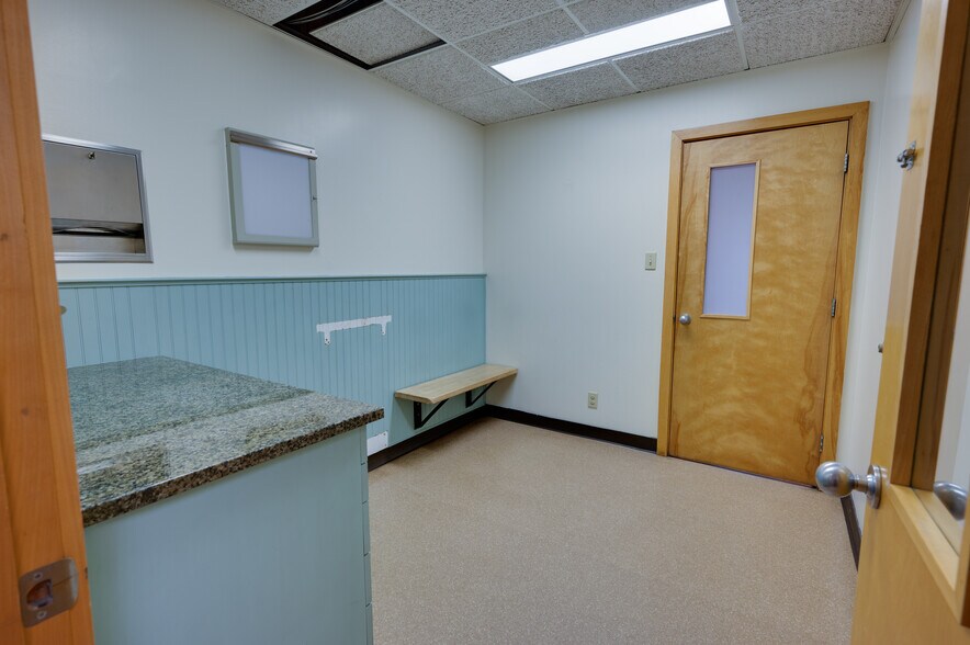 More Photos Of 154 Sturbridge Rd, Charlton Veterinarian Kennel For Lease