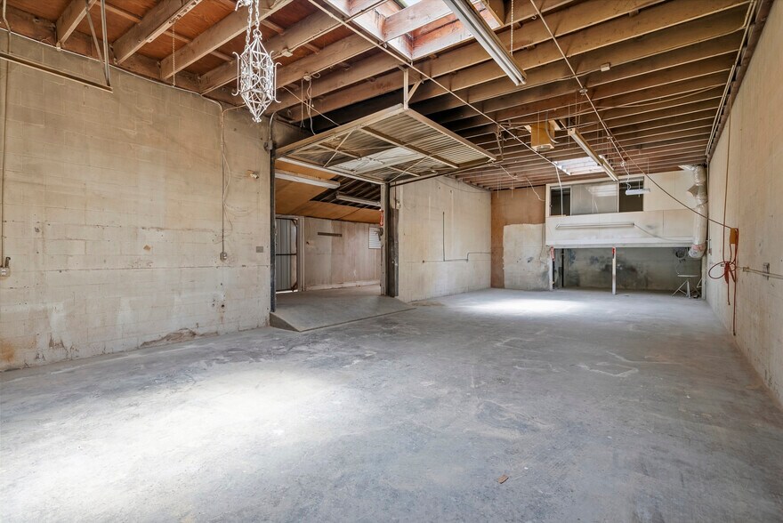 More Photos Of 14222-14226 Aetna St, Van Nuys Warehouse For Lease