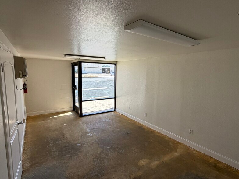 More Photos Of 15400 Tamarack Dr, Victorville Warehouse For Lease