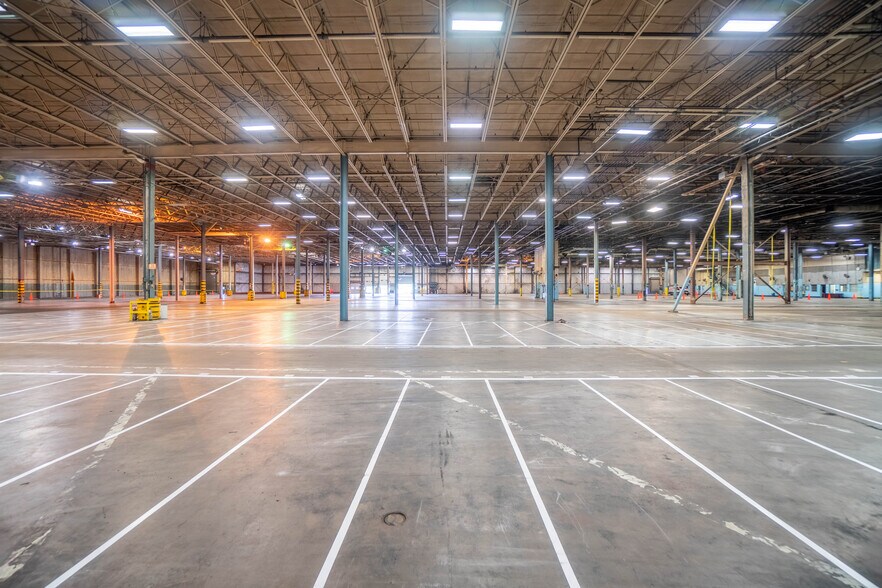 More Photos Of 801 N Union St, Dwight Manufacturing For Lease