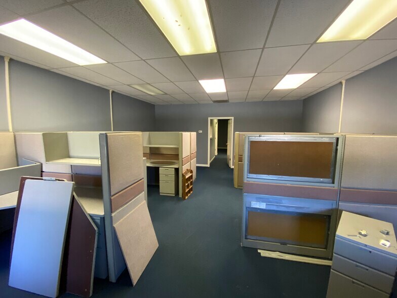 More Photos Of 232-236 Industrial Park Dr, Commerce Office For Lease