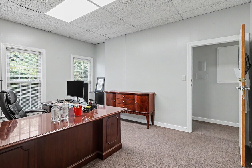 More Photos Of 8407 Richmond Hwy, Alexandria Storefront For Sale