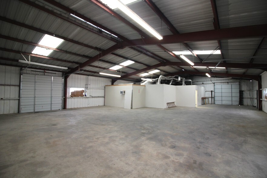 More Photos Of 61 Kinder, San Antonio Warehouse For Lease