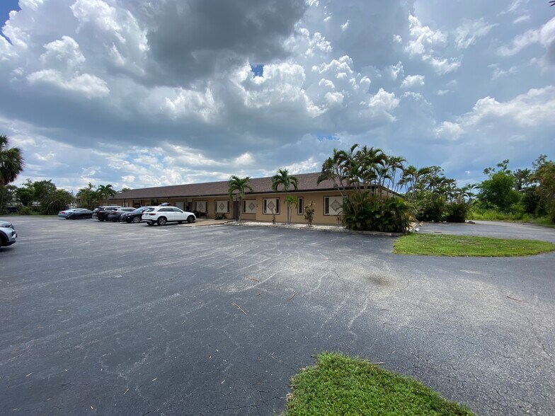 More Photos Of 12820 Kenwood Ln, Fort Myers Medical For Lease