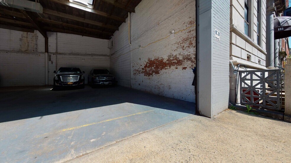 More Photos Of 139 Charles St, New York Storefront For Lease