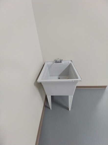 More Photos Of 300 E New Hope Rd, Cedar Park Light Manufacturing For Lease