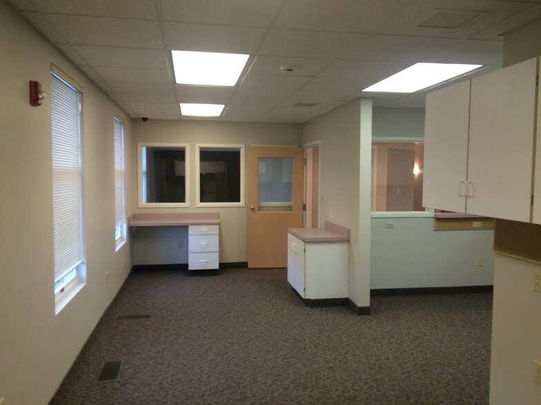 More Photos Of 8790 E Market St, Warren Medical For Sale