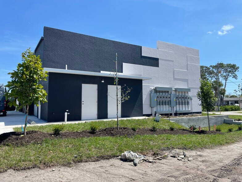 More Photos Of 2720 Placida Rd, Englewood Self Storage For Sale