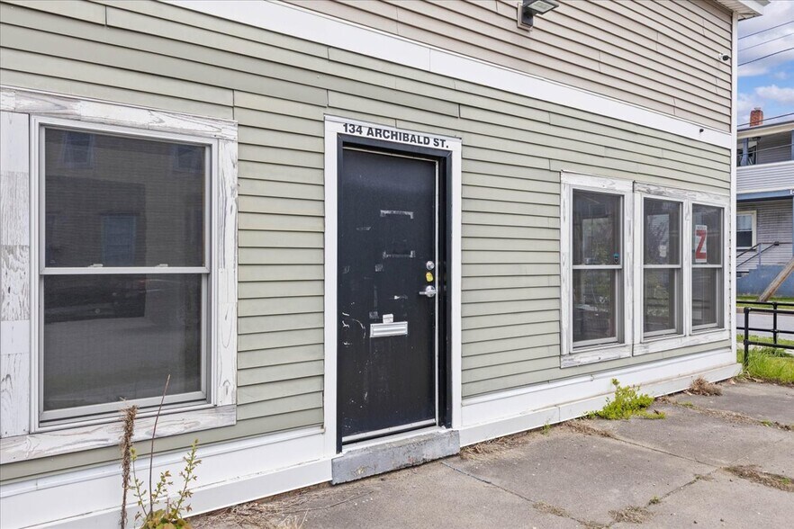 More Photos Of 21 Bright St, Burlington Freestanding For Sale