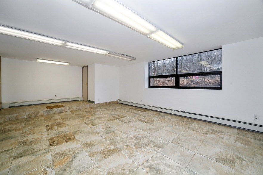 More Photos Of 7-11 Legion Dr, Valhalla Medical For Lease