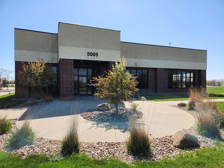 Primary Photo Of 5005 Bowling St SW, Cedar Rapids Loft Creative Space For Sale