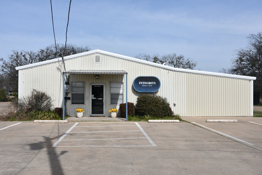 Primary Photo Of 901 Elm St, McKinney Flex For Sale