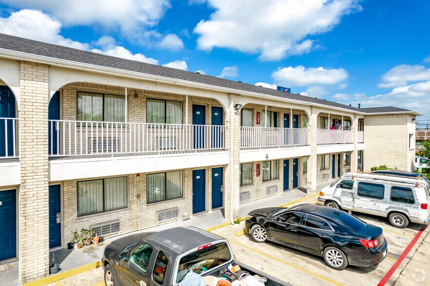 More Photos Of 3370 I 35 N Frontage Rd, San Antonio Hotel For Sale