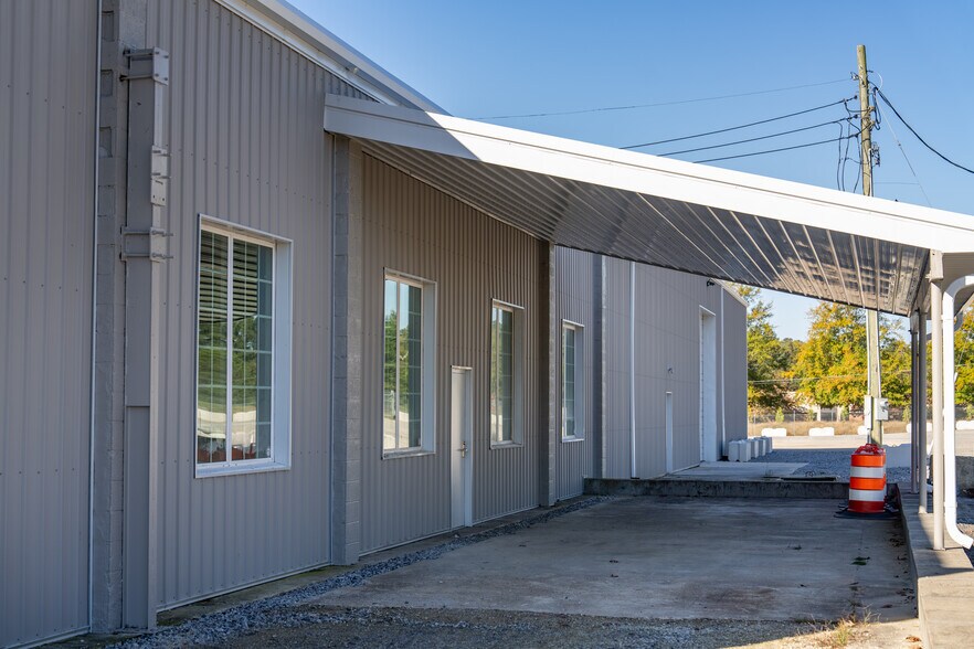 More Photos Of 1918 W Virginia Ave, Crewe Warehouse For Lease