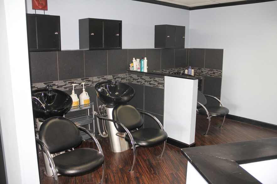 More Photos Of 207-227 W Grand Ave, Bensenville Unknown For Lease