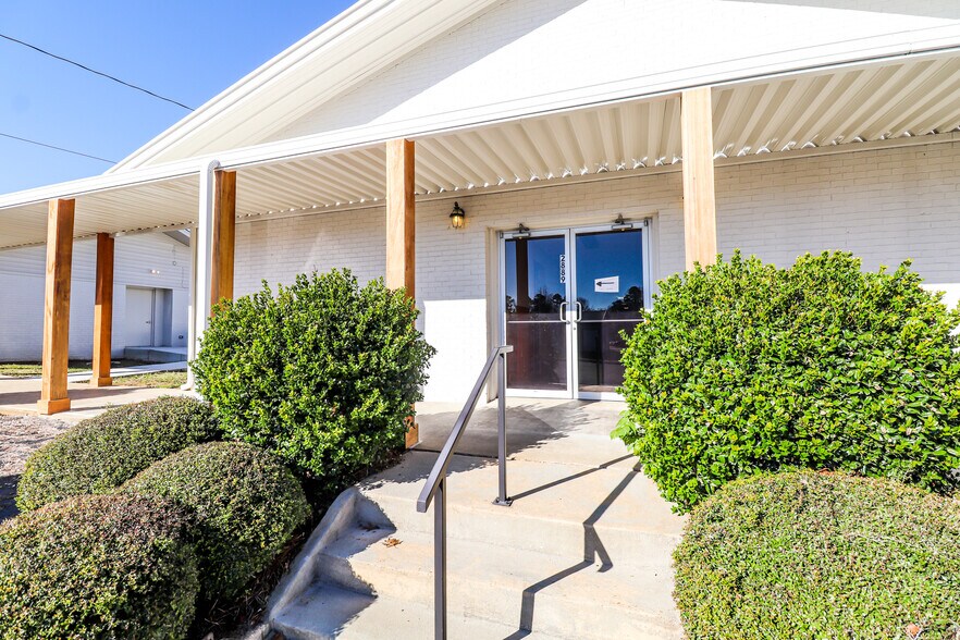 More Photos Of 2889 S Lamar Blvd, Oxford Flex For Lease