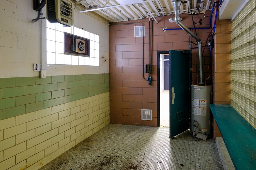 More Photos Of 408 W Main St, Benton Harbor Freestanding For Lease