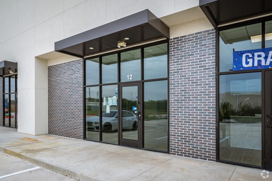 More Photos Of 4227 S Main St, Stafford Showroom For Lease