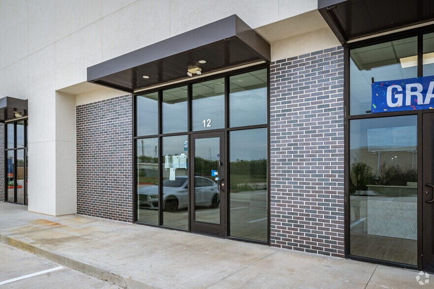 More Photos Of 4227 S Main St, Stafford Showroom For Lease